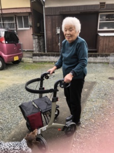 新しくきた押し車でお出かけ